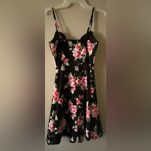 Beautiful Black Floral Adjustable Spaghetti Strap Dress - Picture 5 of 8